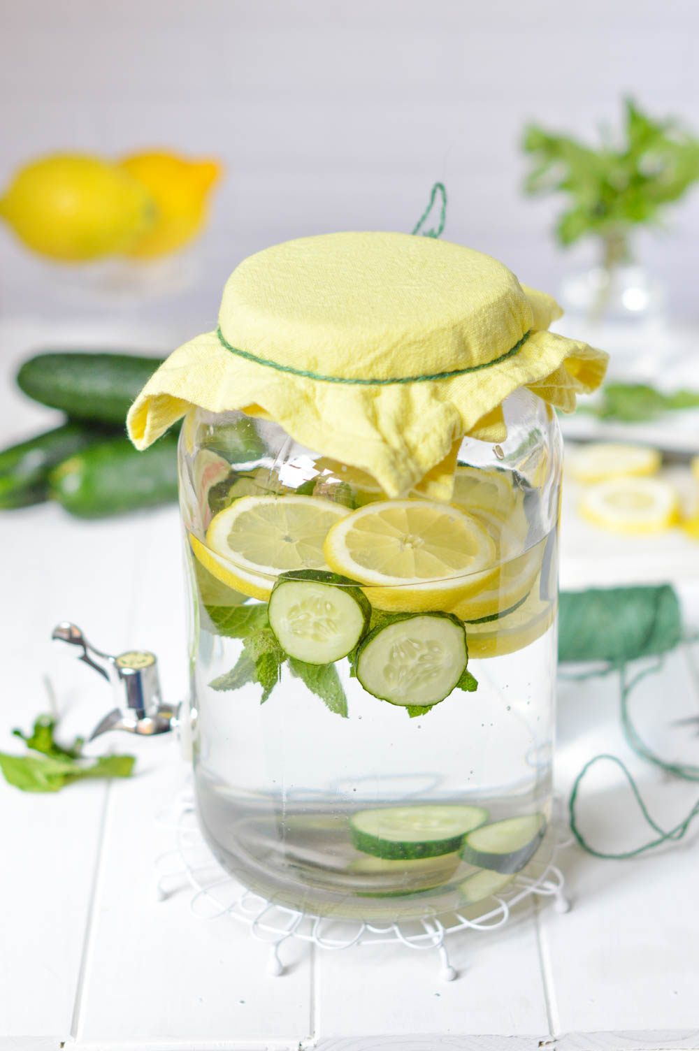 Agua con sabor a limón, pepino y hiervabuena